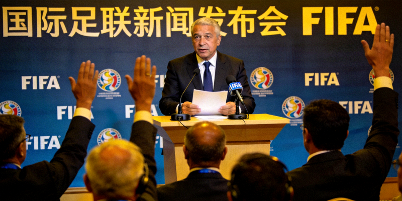 国际足联官员在新闻发布会上宣布重要决定
